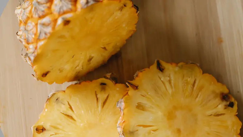 Cut a Pineapple Hack - photo from the RecipePi guide